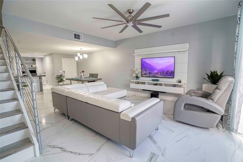 Снять в аренду таунхаус в Уэстон, Флорида 3 спальни, 134.06м2, № 2003849 - фото 4