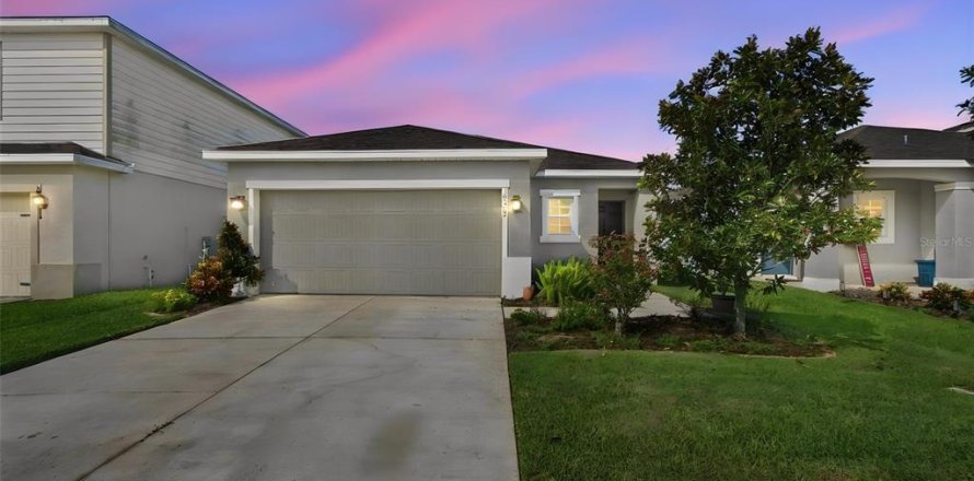 Villa ou maison à Land O' Lakes, Floride 3 chambres, 142.14 m2 № 2416525