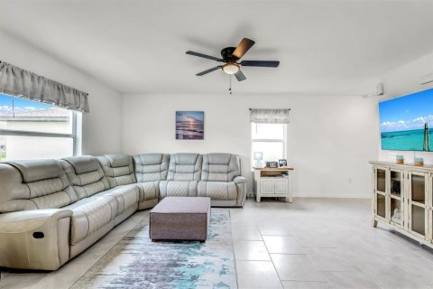 House in North Fort Myers, Florida 4 bedrooms, 175.12 sq.m. № 1565867 - photo 3