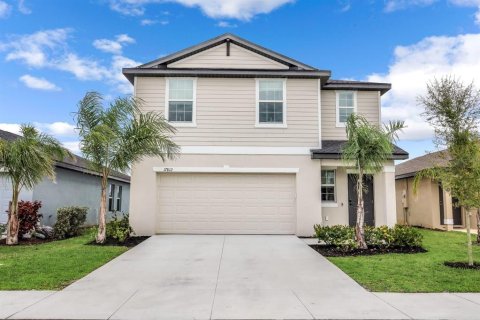House in North Fort Myers, Florida 4 bedrooms, 175.12 sq.m. № 1565867 - photo 1
