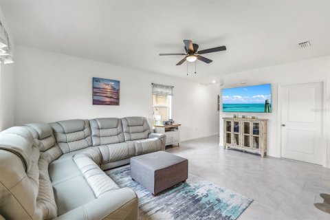 House in North Fort Myers, Florida 4 bedrooms, 175.12 sq.m. № 1565867 - photo 4