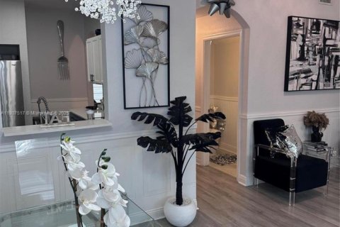 Снять в аренду таунхаус в Корал-Спрингс, Флорида 3 спальни, 195.47м2, № 1964042 - фото 5