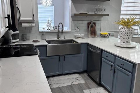 Снять в аренду таунхаус в Корал-Спрингс, Флорида 3 спальни, 195.47м2, № 1964042 - фото 7