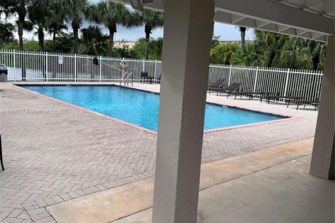 Снять в аренду таунхаус в Корал-Спрингс, Флорида 3 спальни, 195.47м2, № 1964042 - фото 23