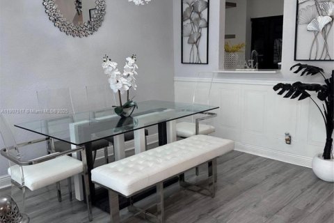 Снять в аренду таунхаус в Корал-Спрингс, Флорида 3 спальни, 195.47м2, № 1964042 - фото 4