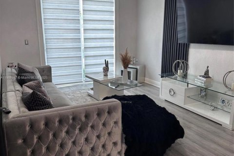 Снять в аренду таунхаус в Корал-Спрингс, Флорида 3 спальни, 195.47м2, № 1964042 - фото 8