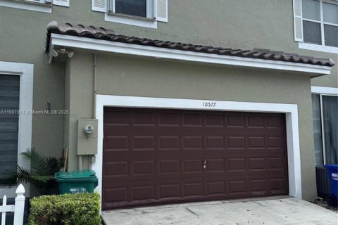 Снять в аренду таунхаус в Корал-Спрингс, Флорида 3 спальни, 195.47м2, № 1964042 - фото 2