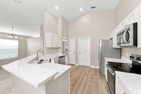 Villa ou maison à louer à Casselberry, Floride: 4 chambres, 171.03 m2 № 2386799 - photo 5
