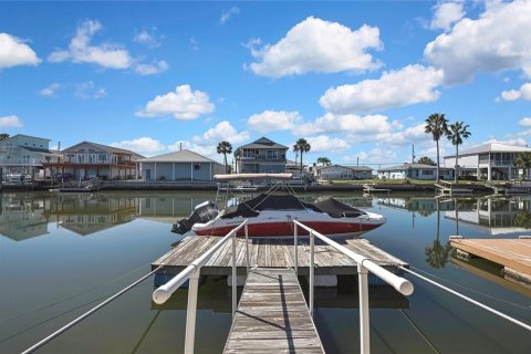 House in Hernando Beach, Florida 3 bedrooms, 110.83 sq.m. № 1550509 - photo 8