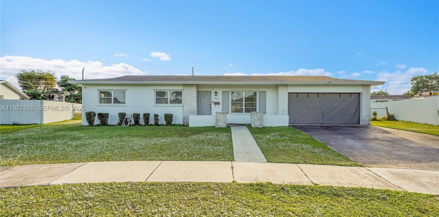 Casa en Miami, Florida 3 dormitorios, 107.02 m2 № 1988709