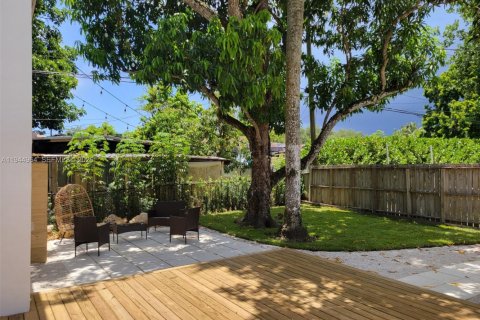 House in Miami, Florida 2 bedrooms, 72.46 sq.m. № 2005024 - photo 12