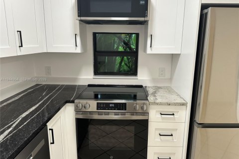 House in Miami, Florida 2 bedrooms, 72.46 sq.m. № 2005024 - photo 6