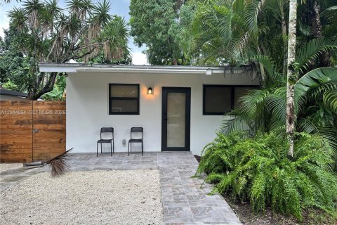 House in Miami, Florida 2 bedrooms, 72.46 sq.m. № 2005024