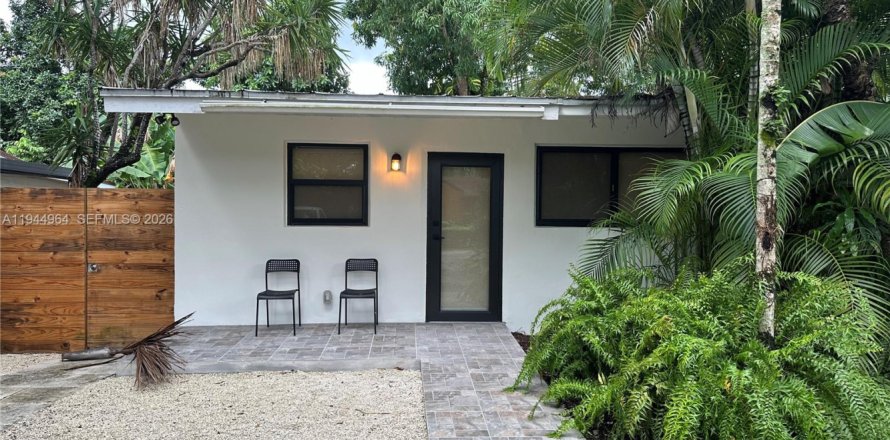 House in Miami, Florida 2 bedrooms, 72.46 sq.m. № 2005024