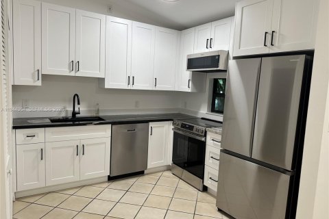 House in Miami, Florida 2 bedrooms, 72.46 sq.m. № 2005024 - photo 5