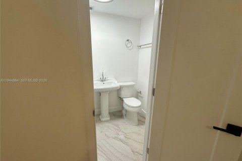 House in Miami, Florida 2 bedrooms, 72.46 sq.m. № 2005024 - photo 10