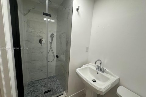 House in Miami, Florida 2 bedrooms, 72.46 sq.m. № 2005024 - photo 9