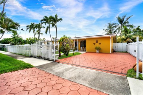 House in Cutler Bay, Florida 4 bedrooms, 189.15 sq.m. № 1942631 - photo 5