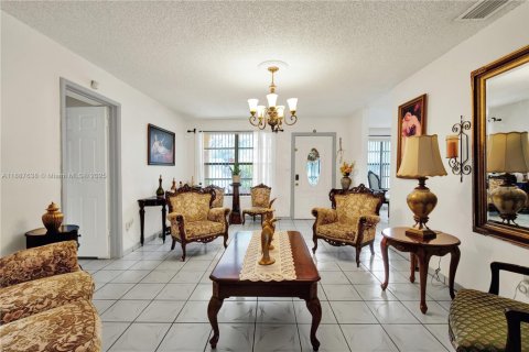 House in Cutler Bay, Florida 4 bedrooms, 189.15 sq.m. № 1942631 - photo 12