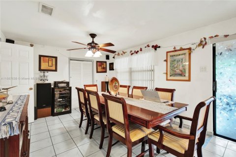 House in Cutler Bay, Florida 4 bedrooms, 189.15 sq.m. № 1942631 - photo 18
