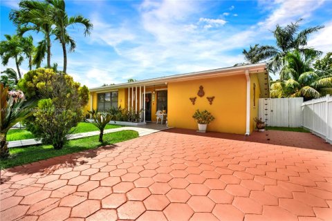 House in Cutler Bay, Florida 4 bedrooms, 189.15 sq.m. № 1942631 - photo 7