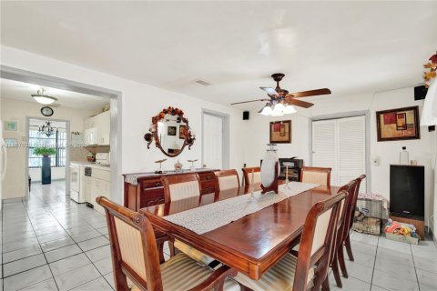 House in Cutler Bay, Florida 4 bedrooms, 189.15 sq.m. № 1942631 - photo 19