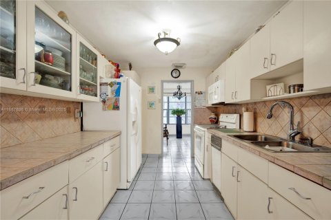 House in Cutler Bay, Florida 4 bedrooms, 189.15 sq.m. № 1942631 - photo 16