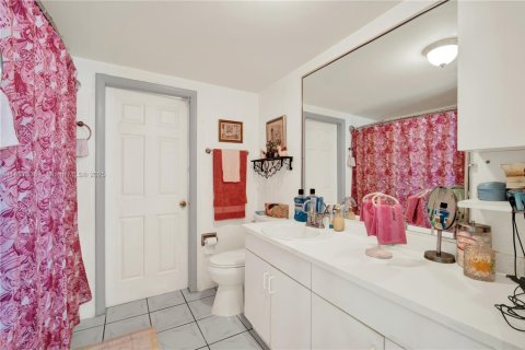 House in Cutler Bay, Florida 4 bedrooms, 189.15 sq.m. № 1942631 - photo 26