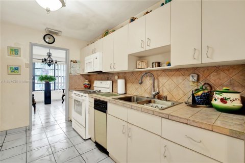 House in Cutler Bay, Florida 4 bedrooms, 189.15 sq.m. № 1942631 - photo 17