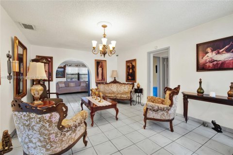 House in Cutler Bay, Florida 4 bedrooms, 189.15 sq.m. № 1942631 - photo 10