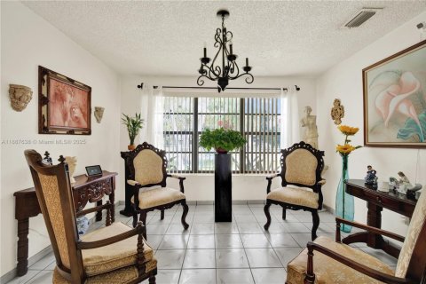 House in Cutler Bay, Florida 4 bedrooms, 189.15 sq.m. № 1942631 - photo 13