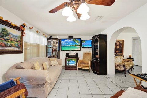 House in Cutler Bay, Florida 4 bedrooms, 189.15 sq.m. № 1942631 - photo 20