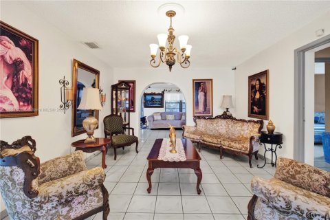 House in Cutler Bay, Florida 4 bedrooms, 189.15 sq.m. № 1942631 - photo 11