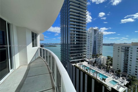 Condo in Miami, Florida, 2 bedrooms № 2030949 - photo 2