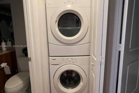 Condo in Miami, Florida, 2 bedrooms № 2030949 - photo 16