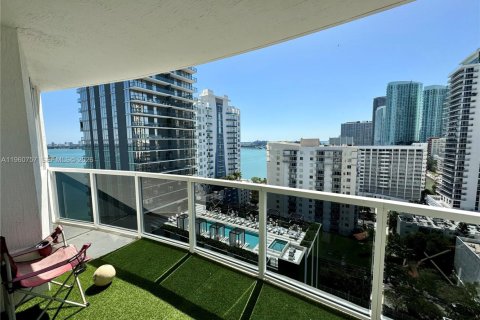 Condo in Miami, Florida, 2 bedrooms № 2030949 - photo 4