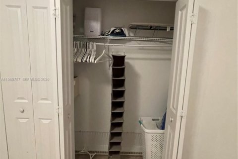 Condo in Miami, Florida, 2 bedrooms № 2030949 - photo 11