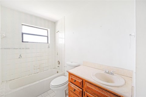 House in Miami, Florida 4 bedrooms, 204.2 sq.m. № 1895929 - photo 8