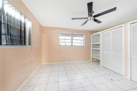 House in Miami, Florida 4 bedrooms, 204.2 sq.m. № 1895929 - photo 26