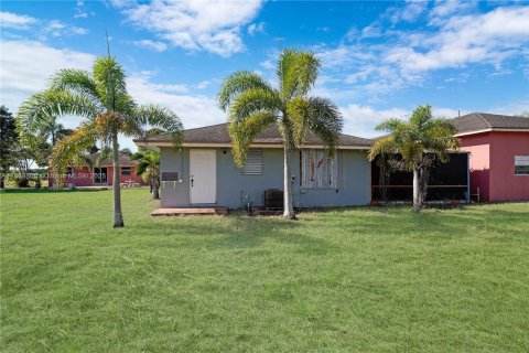 House in Miami, Florida 4 bedrooms, 204.2 sq.m. № 1895929 - photo 22