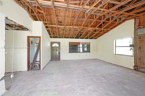 House in Miami, Florida 4 bedrooms, 204.2 sq.m. № 1895929 - photo 7