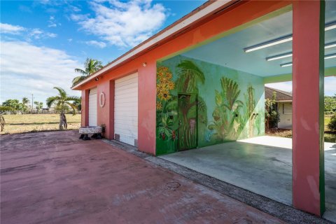 House in Miami, Florida 4 bedrooms, 204.2 sq.m. № 1895929 - photo 14