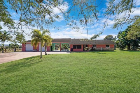 House in Miami, Florida 4 bedrooms, 204.2 sq.m. № 1895929 - photo 1