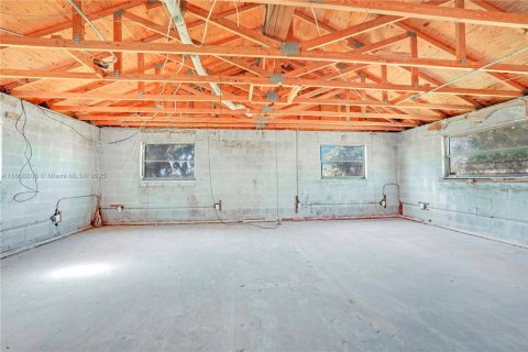 House in Miami, Florida 4 bedrooms, 204.2 sq.m. № 1895929 - photo 10