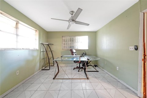 House in Miami, Florida 4 bedrooms, 204.2 sq.m. № 1895929 - photo 28