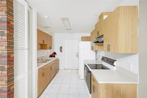 House in Miami, Florida 4 bedrooms, 204.2 sq.m. № 1895929 - photo 24