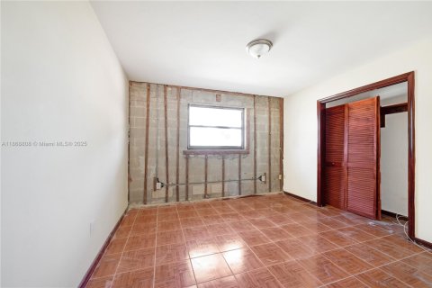 House in Miami, Florida 4 bedrooms, 204.2 sq.m. № 1895929 - photo 9
