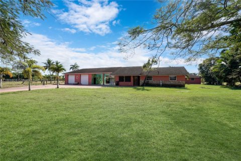 House in Miami, Florida 4 bedrooms, 204.2 sq.m. № 1895929 - photo 3