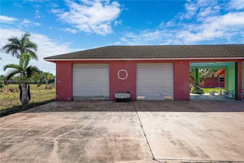 House in Miami, Florida 4 bedrooms, 204.2 sq.m. № 1895929 - photo 17