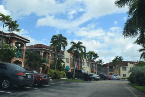 Condominio en venta en Hialeah, Florida, 4 dormitorios, 160.72 m2 № 1947330 - foto 20